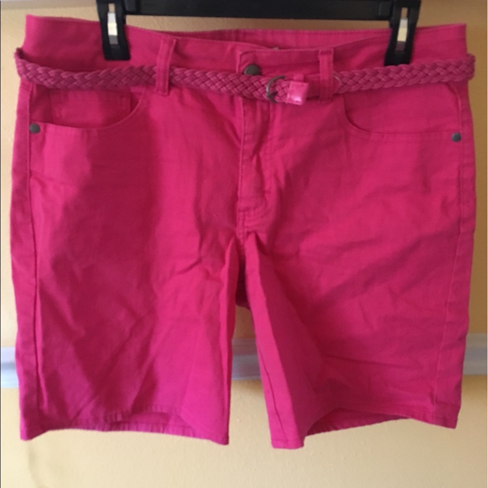 Mid-rise pink shorts with belt